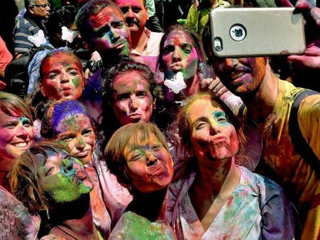 સેલ્ફી વાળી હોળી