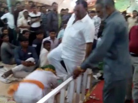 સાંસદ વિઠ્ઠલ રાદડિયા વૃદ્ધને ગડદાપાટુનો માર મારતા હોવાનો વીડિયો વાઇરલ