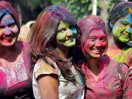 હેપ્પી હોળી! તસવીરોમાં જુઓ દેશભરની ધૂળેટીની મસ્તી