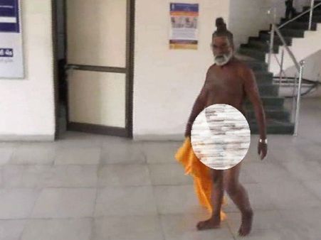 ગેરકાયદે બાંધકામ અટકાવવા શખ્સનો નિઃવસ્ત્ર વિરોધ 