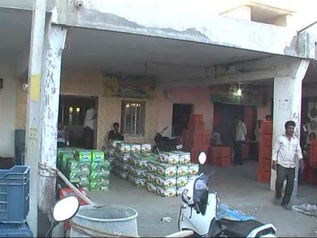 જૂનાગઢમાં કેસર કેરીની પ્રથમ હરાજી શરૂ થઈ 