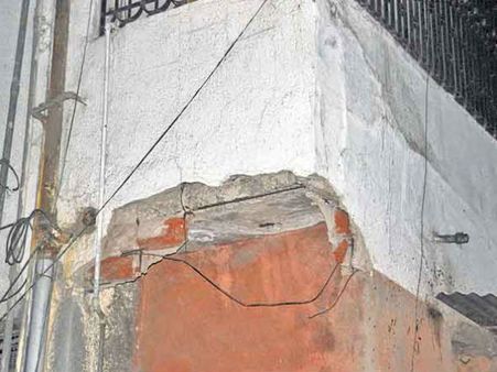 વડોદરામાં 40 થી 45 વર્ષ જૂની બિલ્ડિંગ નમી પડી