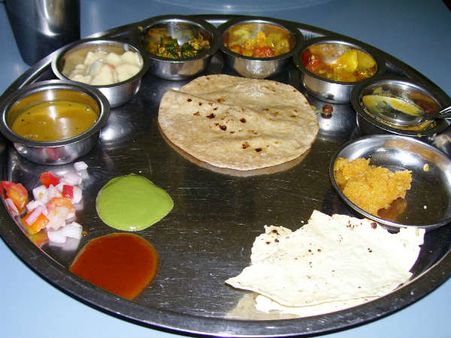 ખાવાના ટેબલ પર