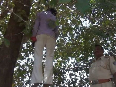 બનાસકાંઠામાં ગળે ફાંસો ખાધેલી હાલતમાં યુવકની લાશ કલાકો સુધી લટકતી રહી