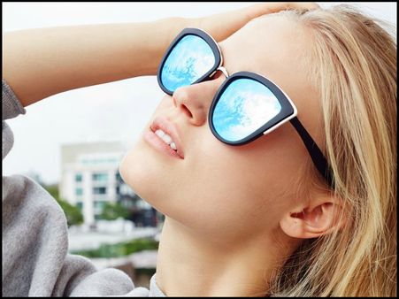 સનગ્લાસિસ અને ટ્રેન્ડી નેલપોલિસ 