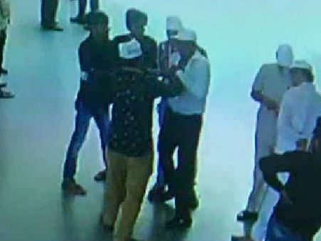 સુરતમાં પાસના કાર્યકરોએ અમૂલ પટેલના વસ્ત્રો ફાડ્યા 