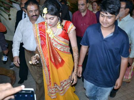  પીળી લાલ સાડીમાં રિવાબા 