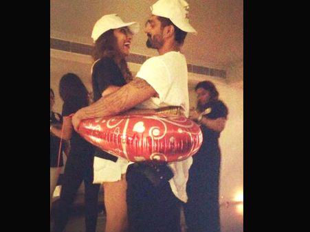 પાર્ટી બિપાશાની રોમાન્સ કરણનો 