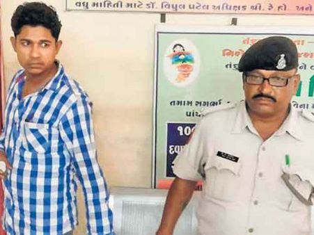 ટ્યૂશના બહાને દુષ્કર્મ આચરતા હસવખોર શિક્ષકની થઇ ધરપકડ 