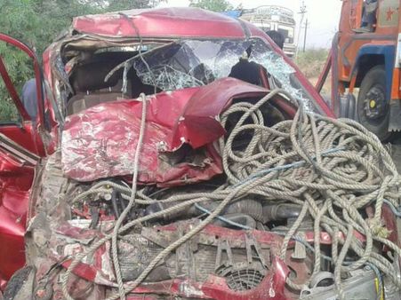 ટ્રક અને કારના અકસ્માત વચ્ચે પાંચના કરૂણ મોત 