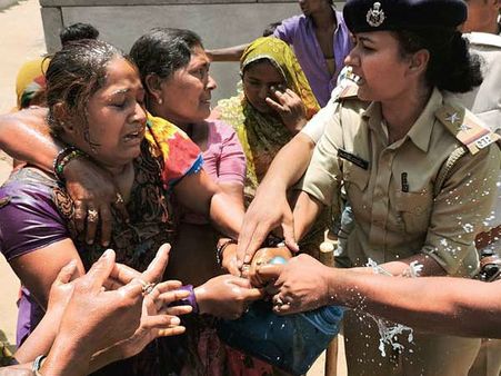 ડીસામાં દબાણ હટાવતા મહિલાનો આત્મહત્યાનો પ્રયાસ 