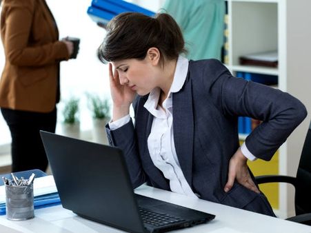 ડેસ્ક જોબ કરો છો તો, ચોક્કસથી કરવા જોઈએ આ 7 કામ