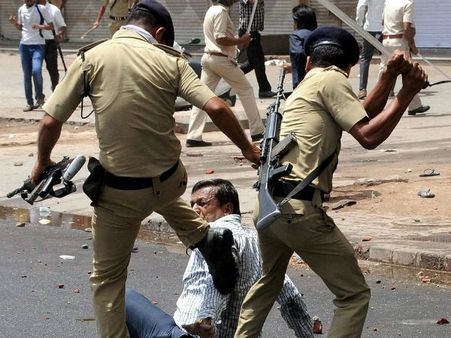 તસ્વીરો: ગુજરાતમાં ભડકી હિંસા લગાવ્યો કર્ફ્યું, આંદોલનની આખી કહાની