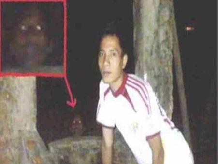 દિવાલ પાછળ આ કોણ? 