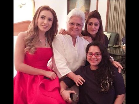 ફેમિલ ફ્રેન્ડ્સની સાથે ફેમિલ ફ્રેન્ડ્સની સાથે