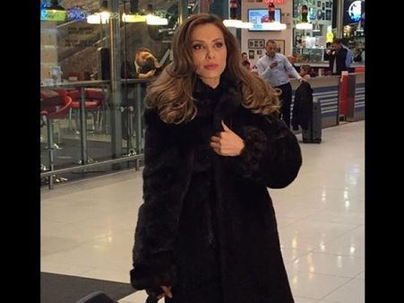 રોમાનિયન મોડેલ રોમાનિયન મોડેલ