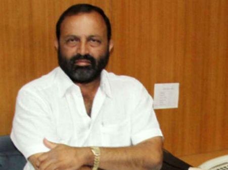 વિઠ્ઠલ: હાર્દિક પાગલ જેવી વાતો કરે છે.