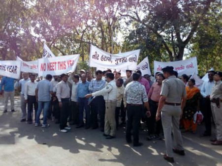 નીટ મુદ્દે ભાજપ કાર્યાલય ખાતે વાલીઓનો દેખાવ