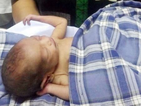 ગોંડલ માર્કેટ યાર્ડમાં બંધ ટ્રક નીચેથી મળી આવ્યું નવજાત બાળક