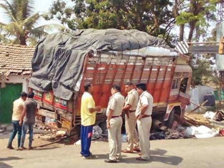 વાપીમાં ટ્રક ઘરમાં ઘૂસી જતા માતાનું મોત, બાળકો ઇજાગ્રસ્ત 