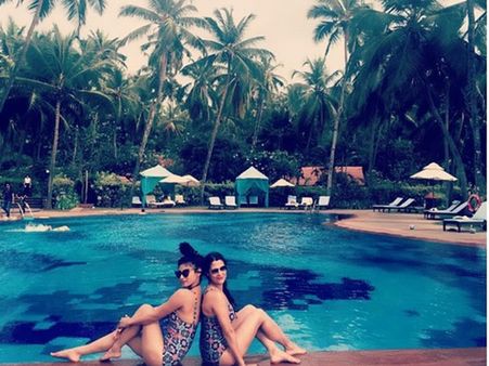 બિકની ગર્લ બની મોની 