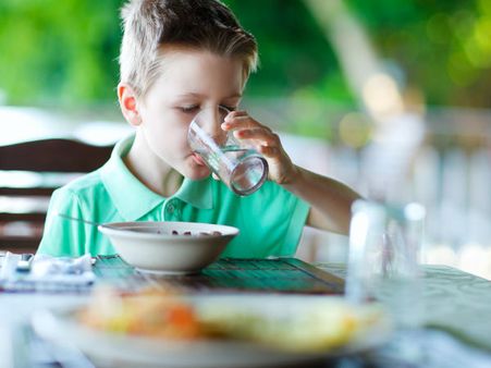 ખાતી વખતે શરીરને હાઈડરેડ રાખો 