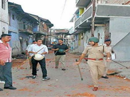 પેટલાદમાં વાહન પાર્ક કરવાની નજીવી બાબતે ધિંગાણું અને પત્થરમારો