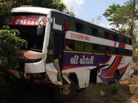 નાસિકથી સુરત જતી બસ ખાડામાં પડતા 43 લોકો ઇજાગ્રસ્ત