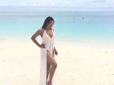 લગ્ન બાદ પહેલી વાર બિકનીમાં નજરે પડી બિપાશા બાસુ