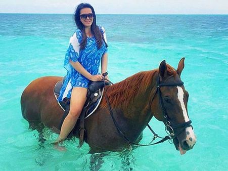 સંજય દત્તની પુત્રી ત્રિશાએ બિચ પર કેવી રીતે માણ્યું વેકેશન જુઓ તસવીરોમાં