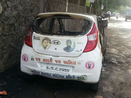 સુરતમાં હાર્દિકના ફોટાવાળી કાર સળગાવાઈ