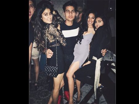 મિત્રો સાથે 