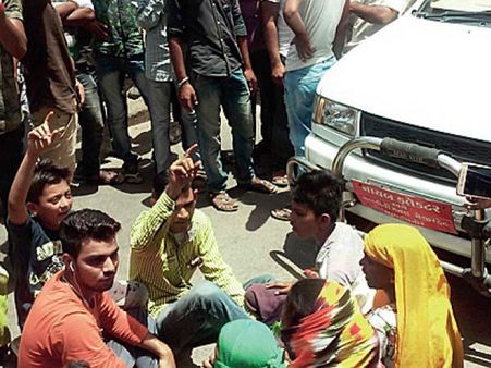 નડિયાદમાં પાણીની અછત મુદ્દે નાગરિકોનો હોબાળો અને ચક્કાજામ