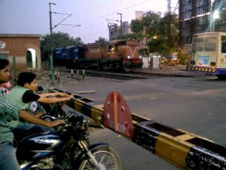 મણિનગર દક્ષિણી ફાટક પાસે એન્જિન ડ્રાઇવરની સાવધતાથી દુર્ઘટના ટળી