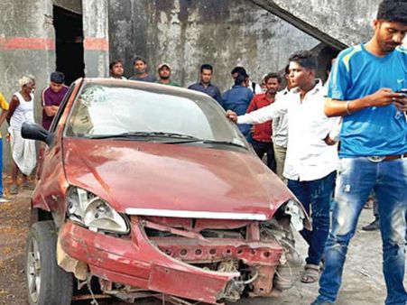 વાપીમાં દૂર ભરેલી કાર ઘરની દીવાલ સાથે અથડાઈ , ડ્રાઇવર ફરાર