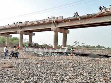 રાજુલામાં પુલ ઉપરથી ટ્રેક્ટર ખાબક્યું, ડ્રાઇવરનો બચાવ 