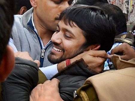 કન્હૈયા કુમારના હુમલાખોર સાથે અમિત શાહની સેલ્ફી, થયો વિવાદ