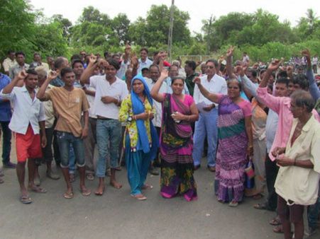 નવસારીમાં જમીન સંપાદન મુદ્દે ખેડૂતો તથા પોલીસ અને અગ્રણીઓ સામસામે 