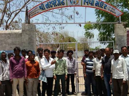 આંતરિક વિખવાદને પગલે લીંબડીમાં શાળામાં તાળા બંધી 