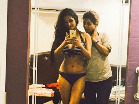 સેલ્ફી લેતી પૂનમ પાન્ડે સેલ્ફી લેતી પૂનમ પાન્ડે