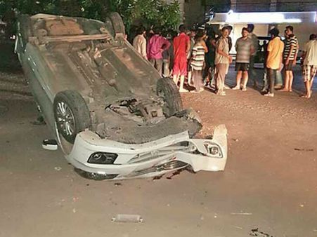 કોંગ્રેસના કોર્પોરેટરની કારે પલટી ખાતા કારમાં સવાર એકનું મોત 