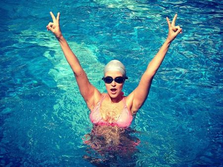 સ્વિમિંગ પુલમાં નેહા 