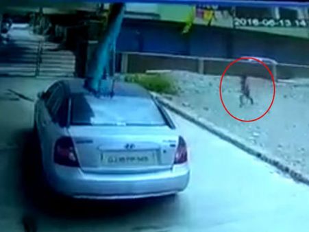 સચીન વિસ્તારમાં કારમાંથી બાળકની લાશ મળી આવી