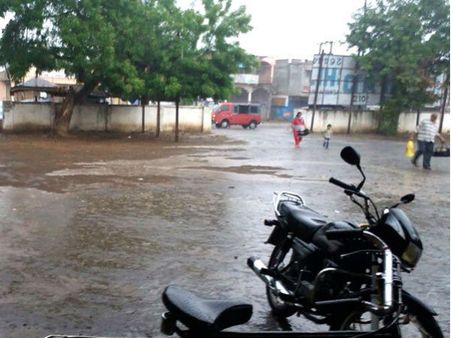 ડાંગ તથા સૌરાષ્ટ્રમાં ધીમી ધારે વરસાદ, અમદાવાદમાં વાદળ છવાયા