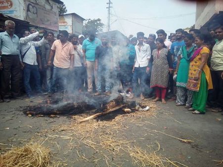 વાઘોડિયા બંધ, જયેશ પટેલના પૂતળા બાળવામાં આવ્યા 