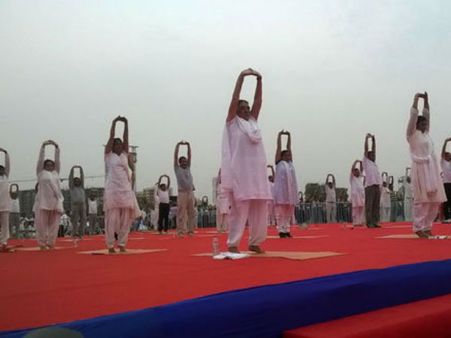 આનંદીબહેનની ઉપસ્થિતિમાં અમદાવાદમાં ઉજવાયો યોગ દિવસ