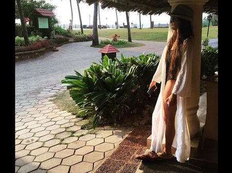 મોની રોયની કેટલીક હોટ અને ગ્લેમરસ તસવીરો