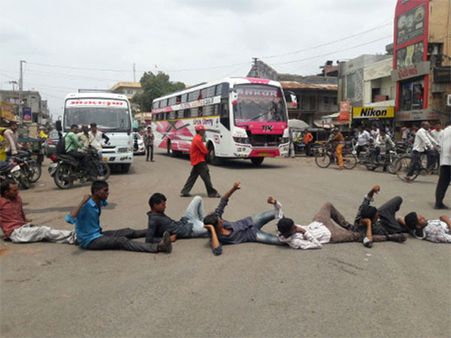 દલિત યુવાનની હત્યાના મામલે ટોળાનો ખાંભામાં ચક્કાજામ 