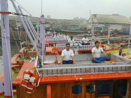 વેરાવળ બંદર ખાતે કોસ્ટગાર્ડ સહિત માછીમારોએ કર્યા યોગ 