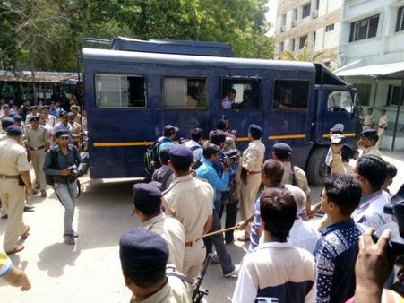 ગુલબર્ગના કેદીઓ ભૂખ હડતાળ પર ઉતર્યા હોવાની ચર્ચા